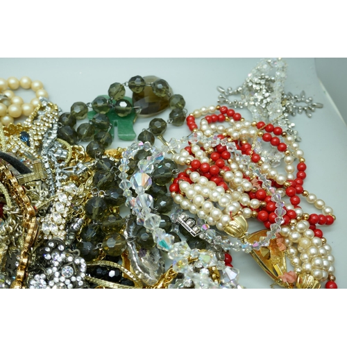 7165 - A collection of costume jewellery