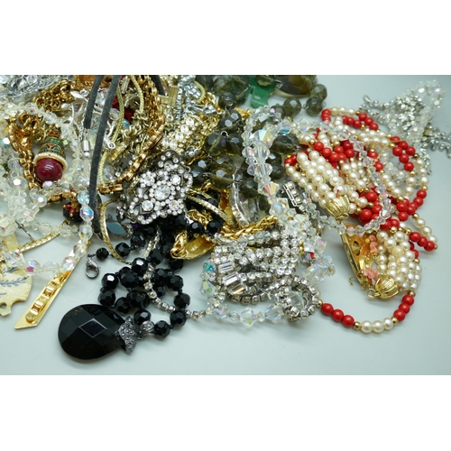 7165 - A collection of costume jewellery