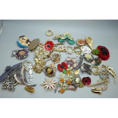 7166 - A collection of costume brooches