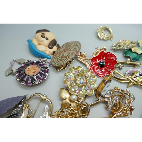 7166 - A collection of costume brooches