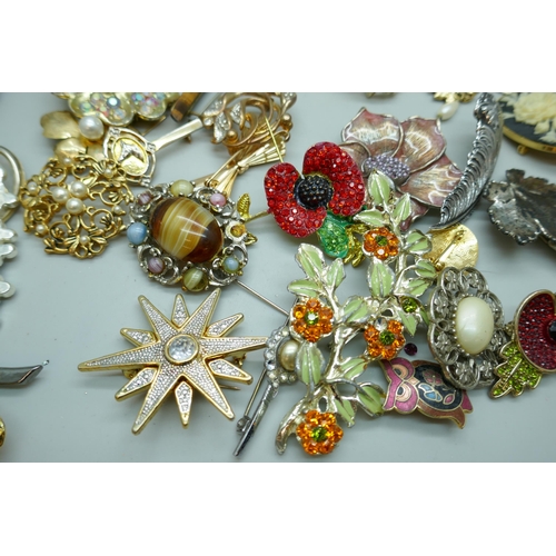 7166 - A collection of costume brooches