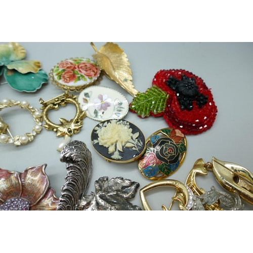 7166 - A collection of costume brooches