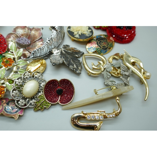 7166 - A collection of costume brooches