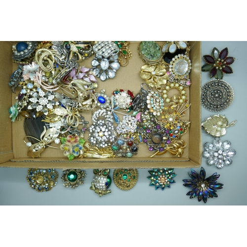 7168 - Over 50 costume brooches, some a/f