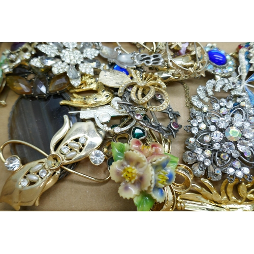 7168 - Over 50 costume brooches, some a/f