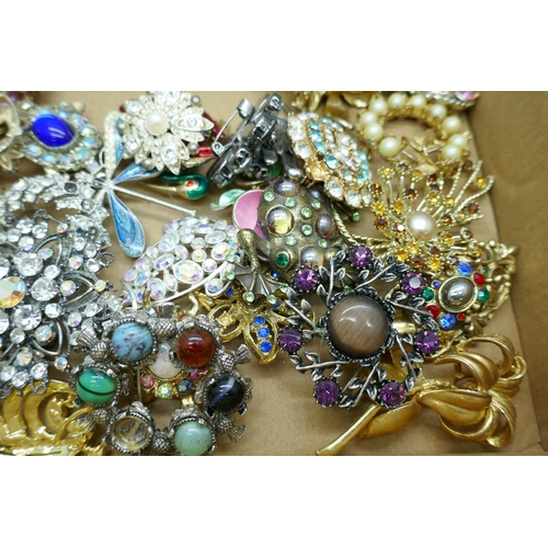 7168 - Over 50 costume brooches, some a/f