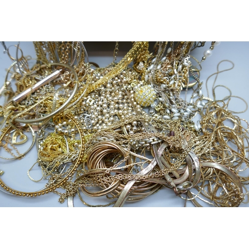 7169 - A collection of gold tone and other costume jewellery