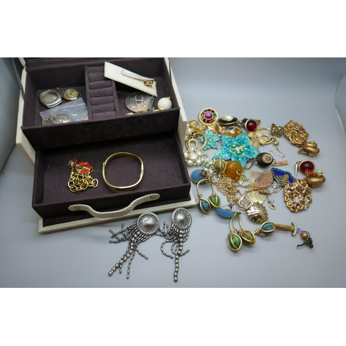 7171 - Vintage designer and other earrings and costume jewellery, with jewellery box