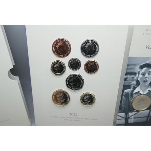 7234 - The Royal Mint 2022 annual coin set, contains 8 definitive coins of the UK, along with 5 commemorati... 