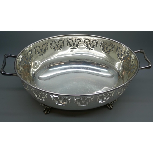 7238 - A silver pierced two handled dish, Birmingham 1931, 530g, 27cm handle to handle