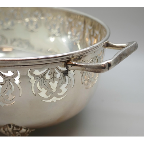 7238 - A silver pierced two handled dish, Birmingham 1931, 530g, 27cm handle to handle