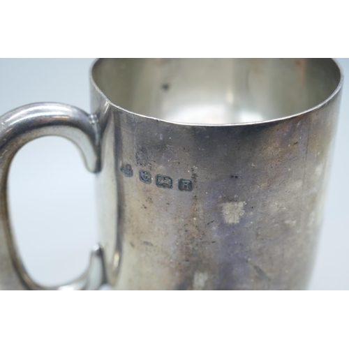 7240 - A silver mug with inscription dated 1933, Birmingham 1932, 217g