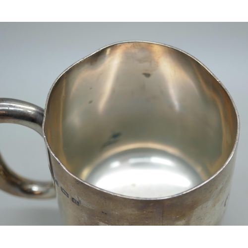 7240 - A silver mug with inscription dated 1933, Birmingham 1932, 217g