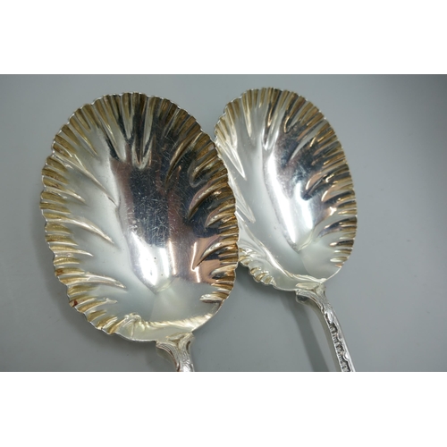 7244 - A pair of silver Walker & Hall serving spoons and a matching strainer spoon, Sheffield 1901, 248g to... 