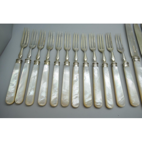 7245 - A set of 12 silver knives and forks with mother of pearl handles, Sheffield 1910