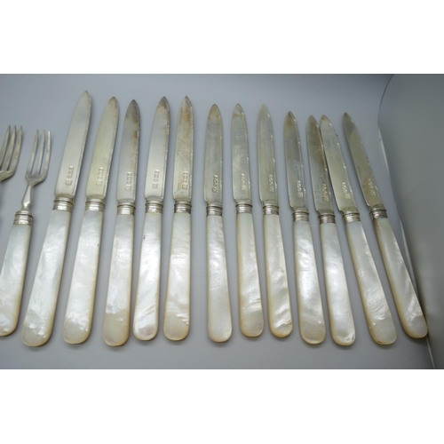 7245 - A set of 12 silver knives and forks with mother of pearl handles, Sheffield 1910