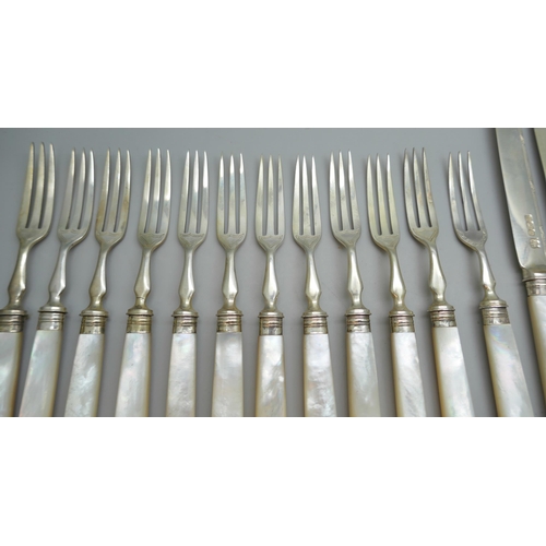 7245 - A set of 12 silver knives and forks with mother of pearl handles, Sheffield 1910