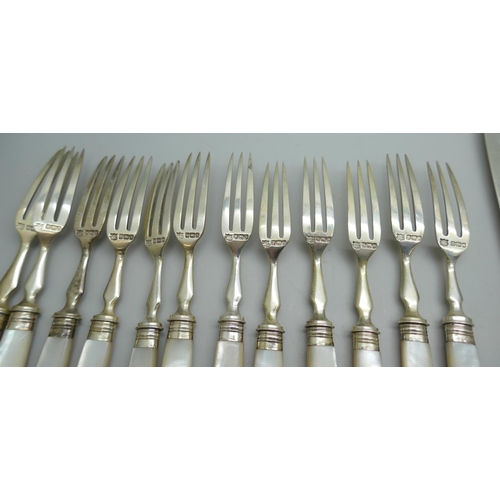 7245 - A set of 12 silver knives and forks with mother of pearl handles, Sheffield 1910