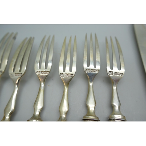 7245 - A set of 12 silver knives and forks with mother of pearl handles, Sheffield 1910