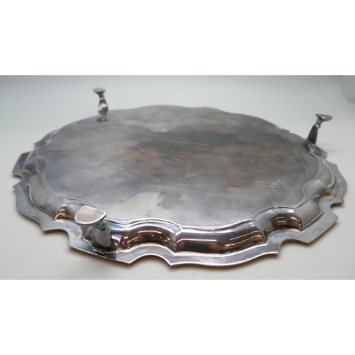 7249 - A silver salver, on three feet, Sheffield 1977, 520g, 25.7cm