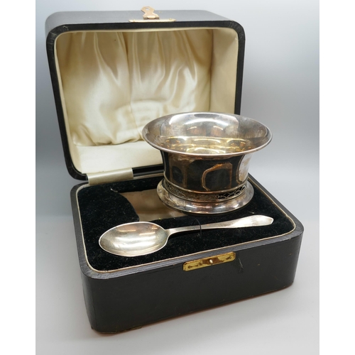 7255 - A silver bowl with pierced design together with an unmatched silver spoon, cased, 153g, bowl Birming... 