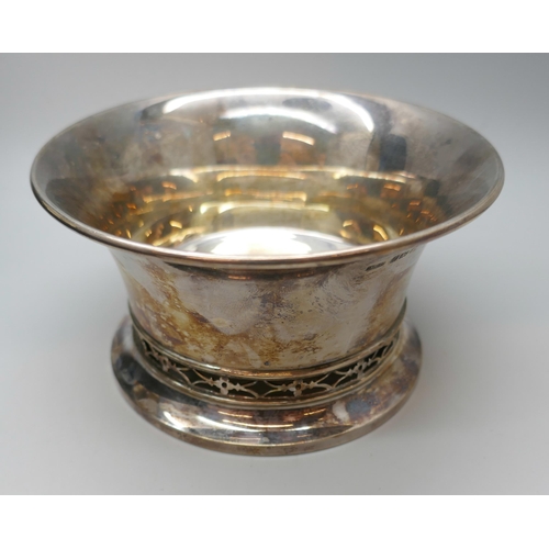 7255 - A silver bowl with pierced design together with an unmatched silver spoon, cased, 153g, bowl Birming... 