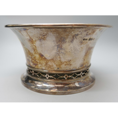 7255 - A silver bowl with pierced design together with an unmatched silver spoon, cased, 153g, bowl Birming... 