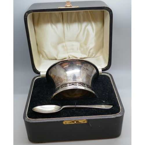 7255 - A silver bowl with pierced design together with an unmatched silver spoon, cased, 153g, bowl Birming... 