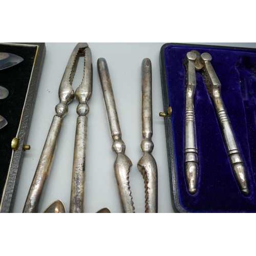 7259 - A set of George III silver tea spoons, London 1796, 65g, together with a cased set of EPNS spoons, a... 