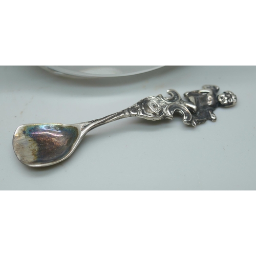 7260 - A pair of silver and glass swan salts, stamped 925, together with two silver salt spoons with cherub... 