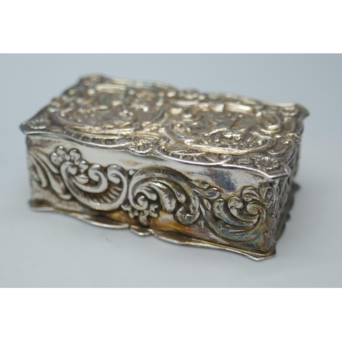 7265 - A silver snuff box with embossed cherub decoration, Birmingham 1978, 23g, 4.3 x 2.7cm