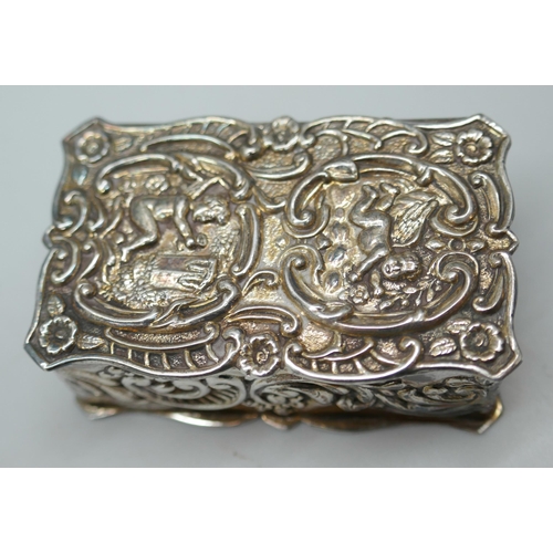 7265 - A silver snuff box with embossed cherub decoration, Birmingham 1978, 23g, 4.3 x 2.7cm