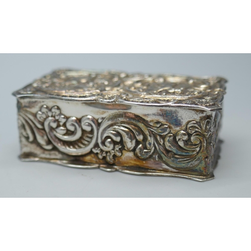 7265 - A silver snuff box with embossed cherub decoration, Birmingham 1978, 23g, 4.3 x 2.7cm