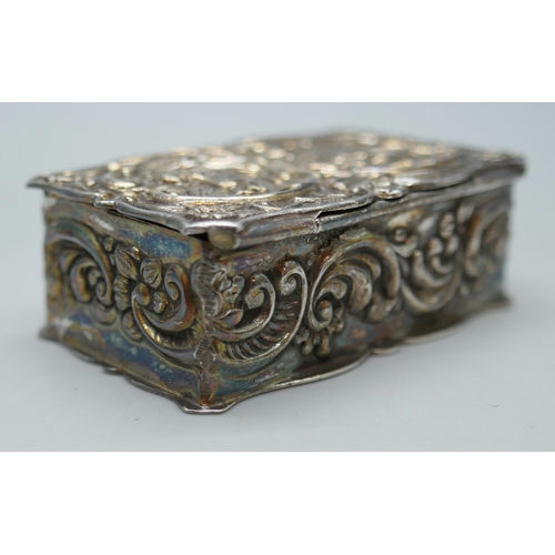 7265 - A silver snuff box with embossed cherub decoration, Birmingham 1978, 23g, 4.3 x 2.7cm