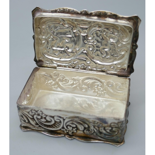 7265 - A silver snuff box with embossed cherub decoration, Birmingham 1978, 23g, 4.3 x 2.7cm