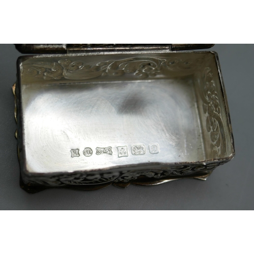 7265 - A silver snuff box with embossed cherub decoration, Birmingham 1978, 23g, 4.3 x 2.7cm