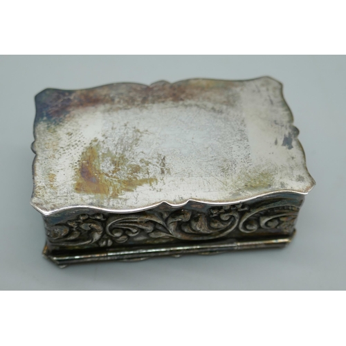 7265 - A silver snuff box with embossed cherub decoration, Birmingham 1978, 23g, 4.3 x 2.7cm