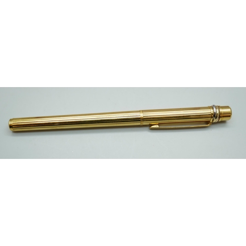 7267 - A Cartier gold plated fountain pen with 18k gold nib, serial number 024374, boxed with 2 leaflets