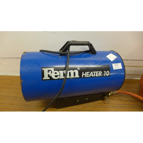 5050 - A Ferm gas work shop heather with gas bottle