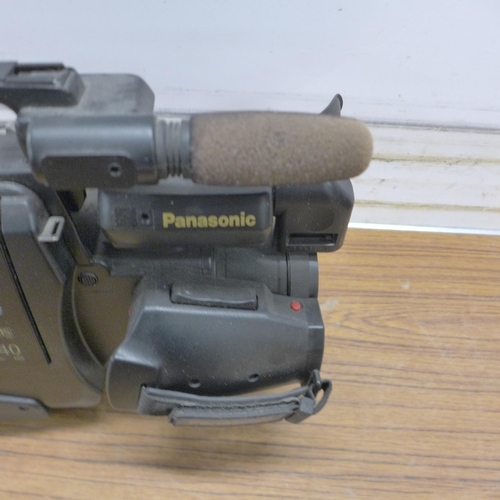 5092 - A Panasonic M40 VHS NV-M40 HQ movie camera with tripod on casters