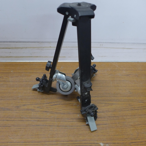 5092 - A Panasonic M40 VHS NV-M40 HQ movie camera with tripod on casters