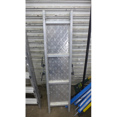 5147 - A steel checker plate ladder work platform