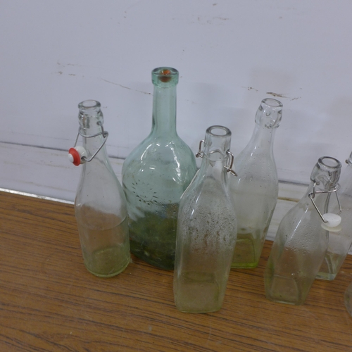 5151 - A collection of vintage glass bottles and a pot jug in a wooden storage crate