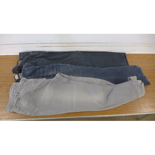 5190 - A box of approximately 30 pairs of jeans in assorted styles and sizes