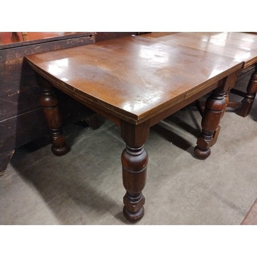 166 - An early 20th Century oak draw leaf table