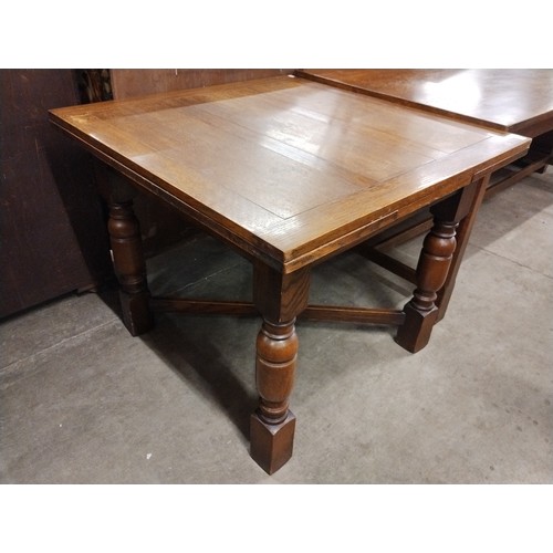 167 - An early 20th Century oak draw leaf table