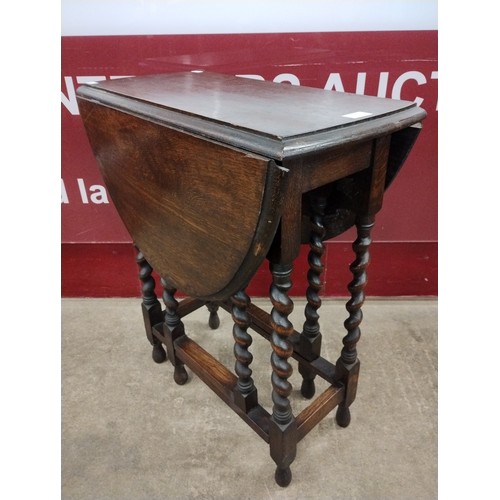 175 - A small early 20th Century oak barleytwist gateleg table