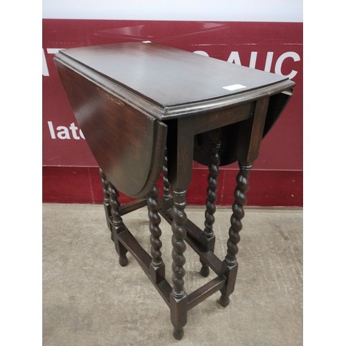 176 - A small early 20th Century oak barleytwist gateleg table