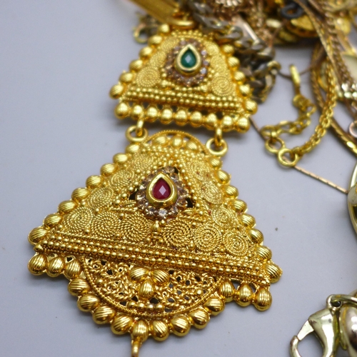 2035 - A collection of gold-tone jewellery