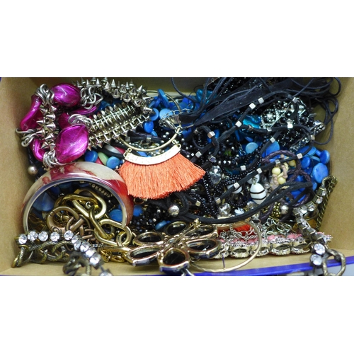 2039 - Assorted necklaces etc